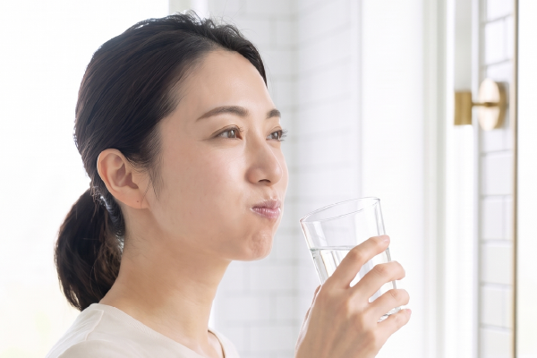 軽く吐き出し、少量の水で1回程度すすいでください。